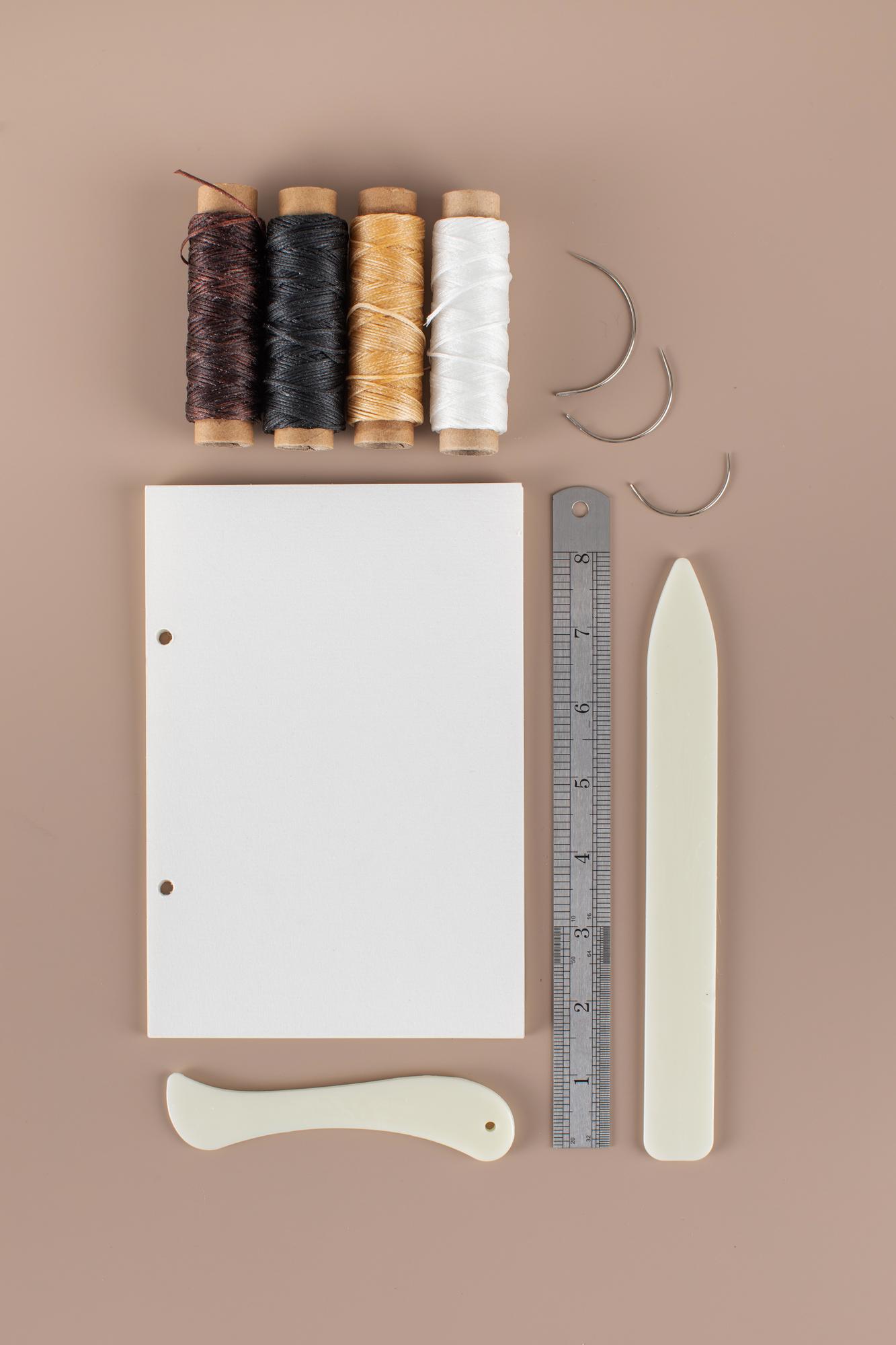 Kit corso con fili pregiati, ago e manuale